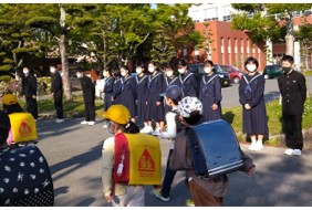 子どもたちが校門であいさつを交わす様子