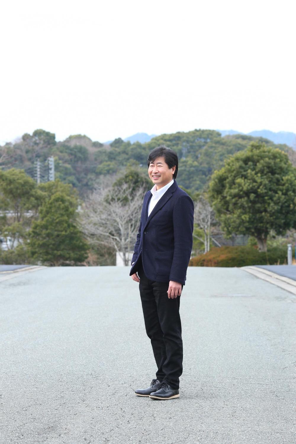 背筋を伸ばして立つ倉重さん