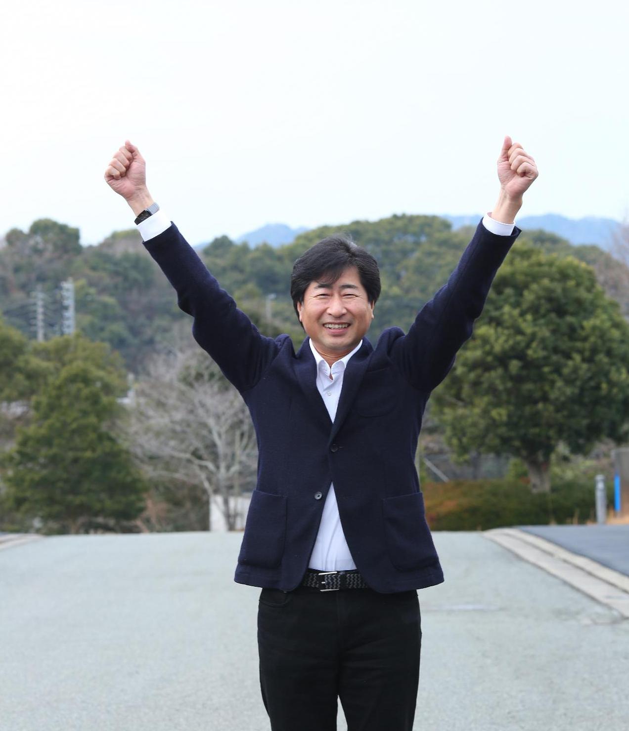 大きく両手を挙げる倉重さん