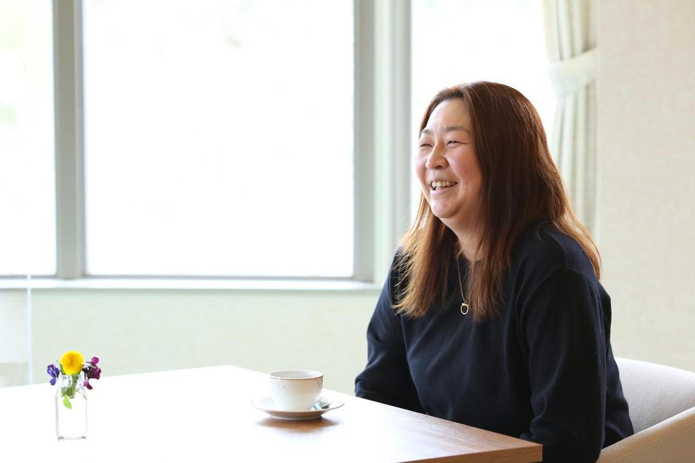 笑顔で話す増本さん