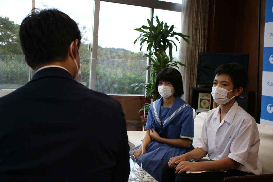 プラチナ人財育成事業の報告をする中学生