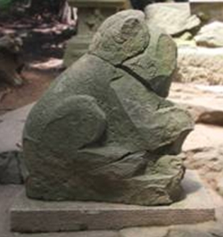 石でできた宋風獅子一対を西側から写した写真