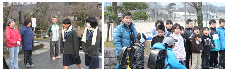 左:久山町の人が並んで立っている横を挨拶して歩いていく二人の生徒の写真、右:複数の生徒が並んで立っている横を挨拶していく二人の生徒の写真