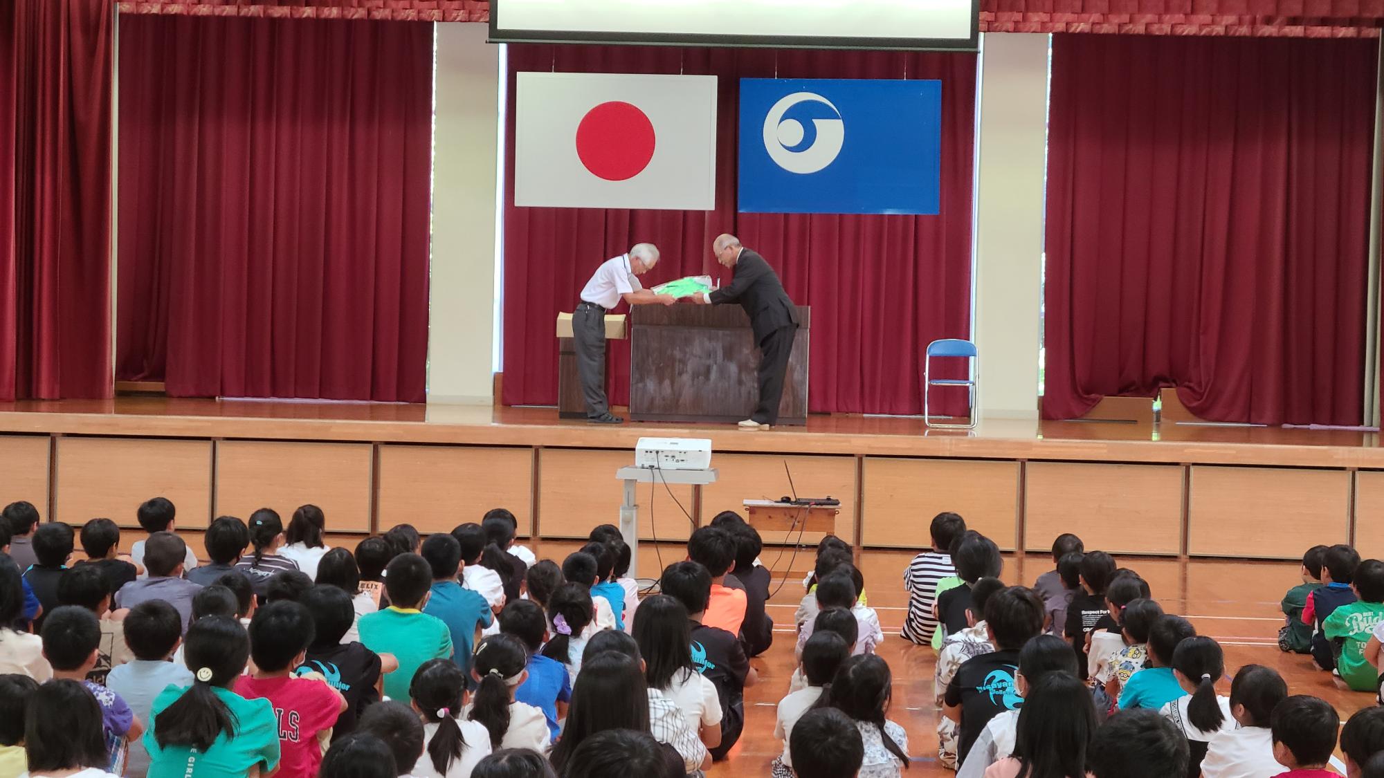 見守り隊ウェア贈呈式