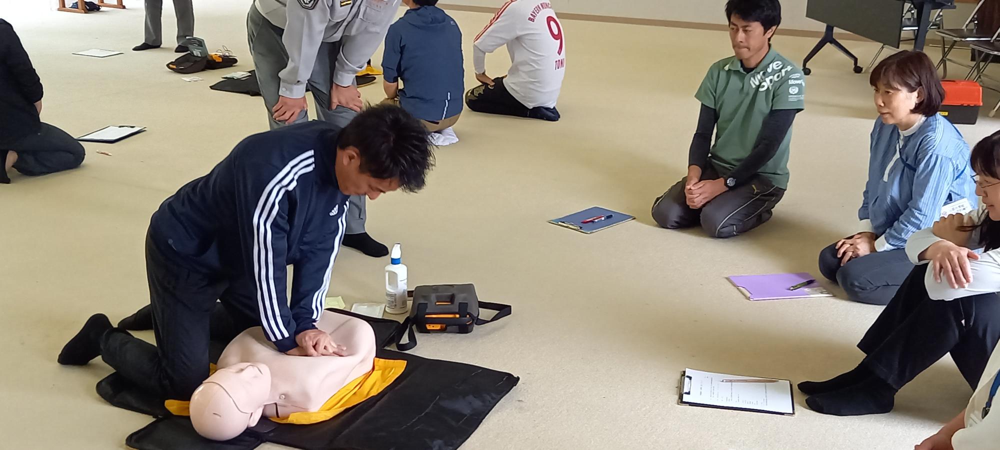 職員も実際に心臓マッサージ