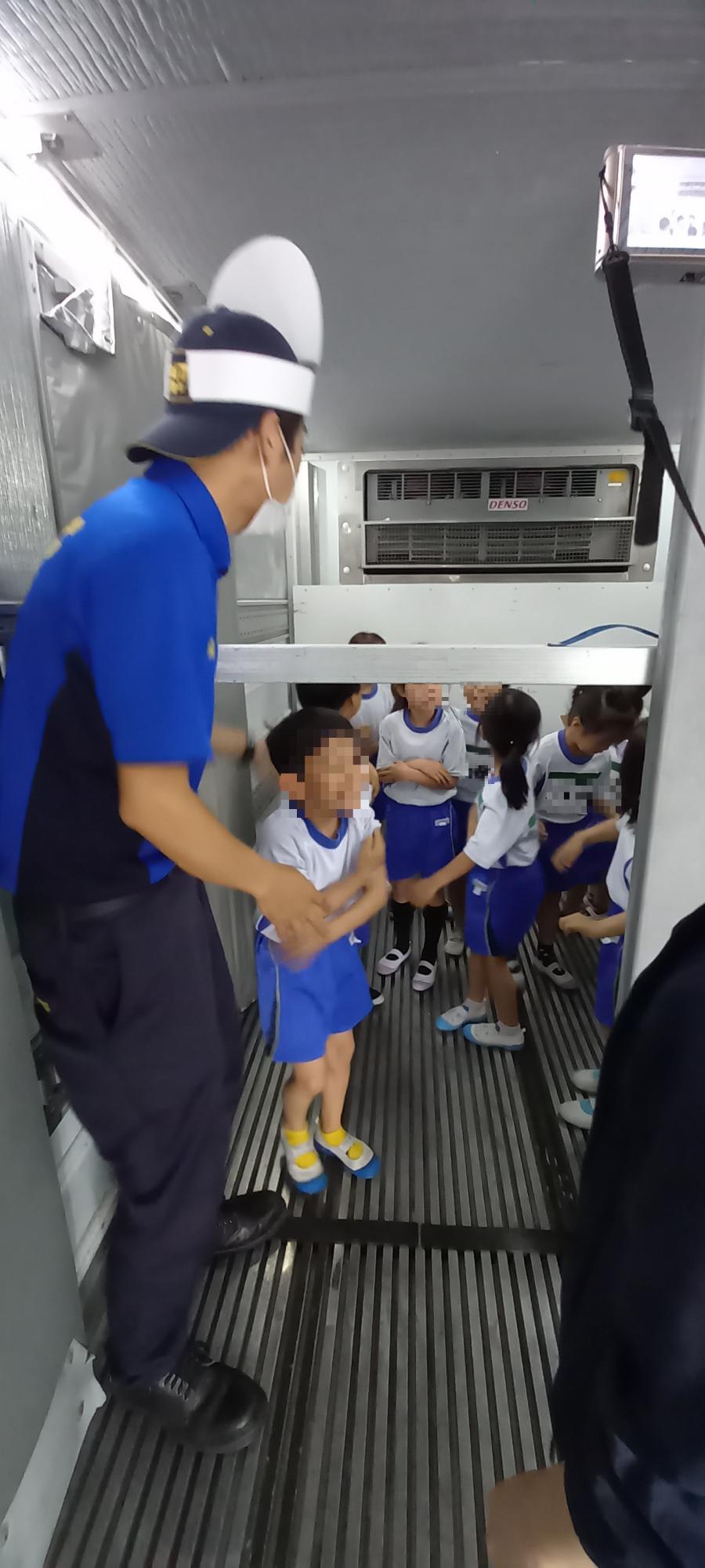 冷凍車の中