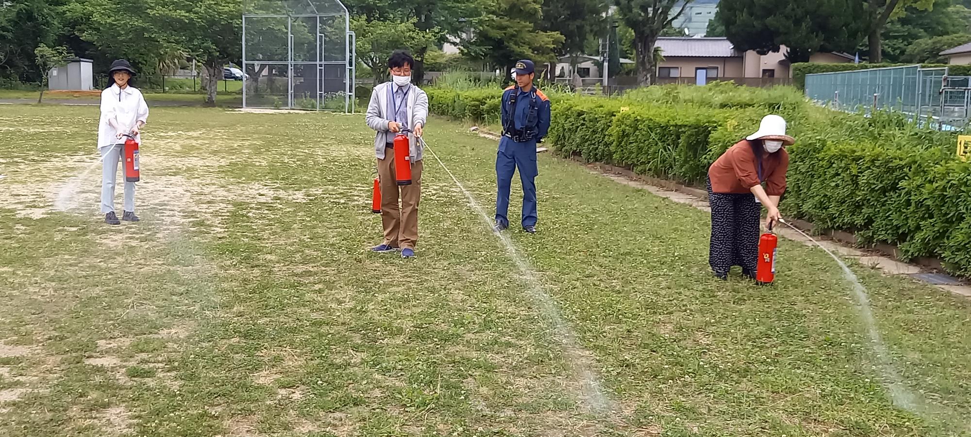 先生たちの消火器訓練