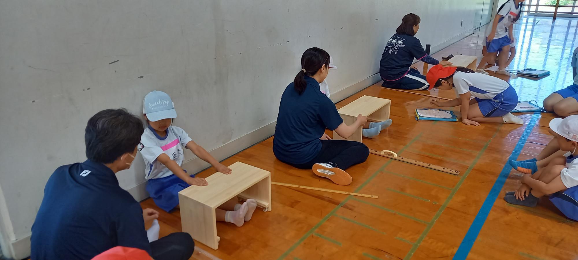 教頭先生手作りの長座体前屈で「えいっ」
