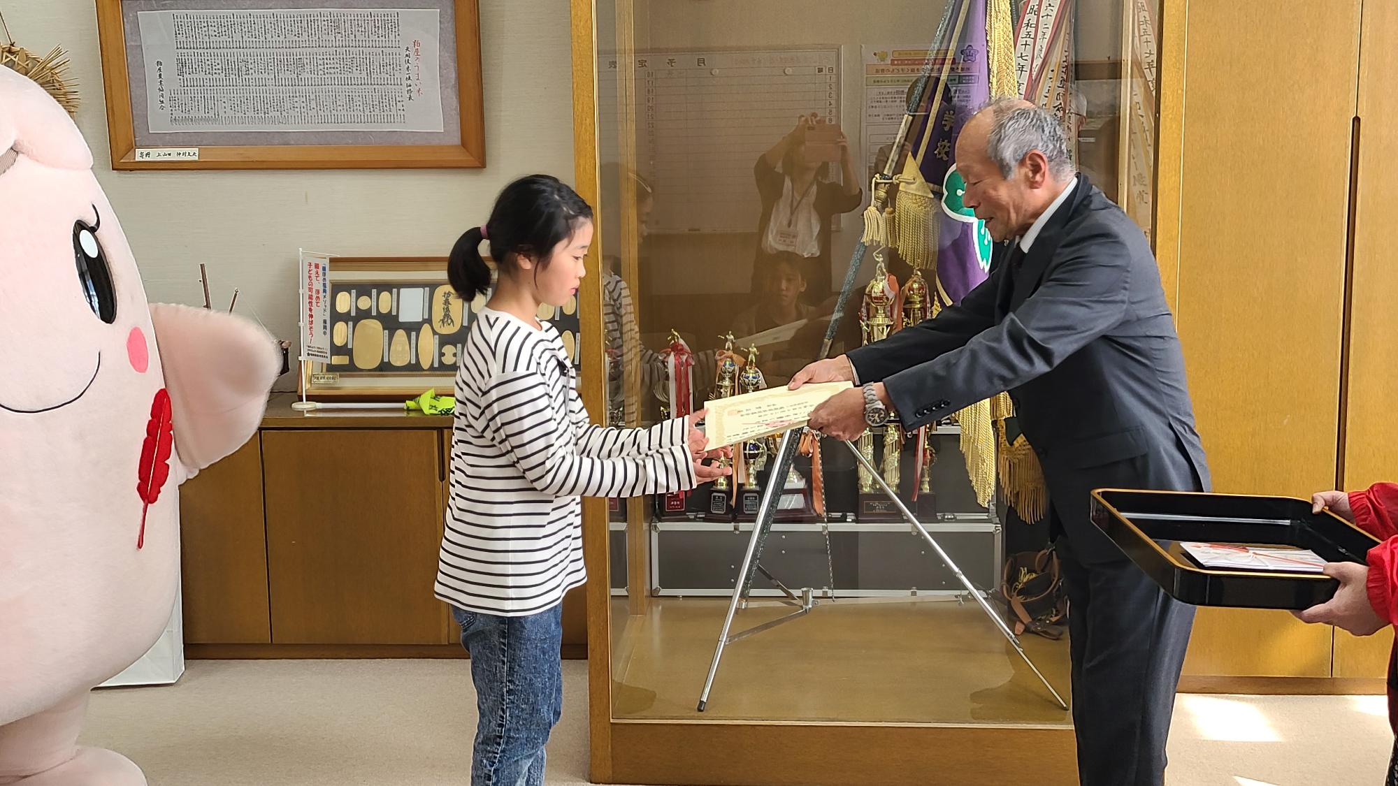 優秀賞を受賞する3年生