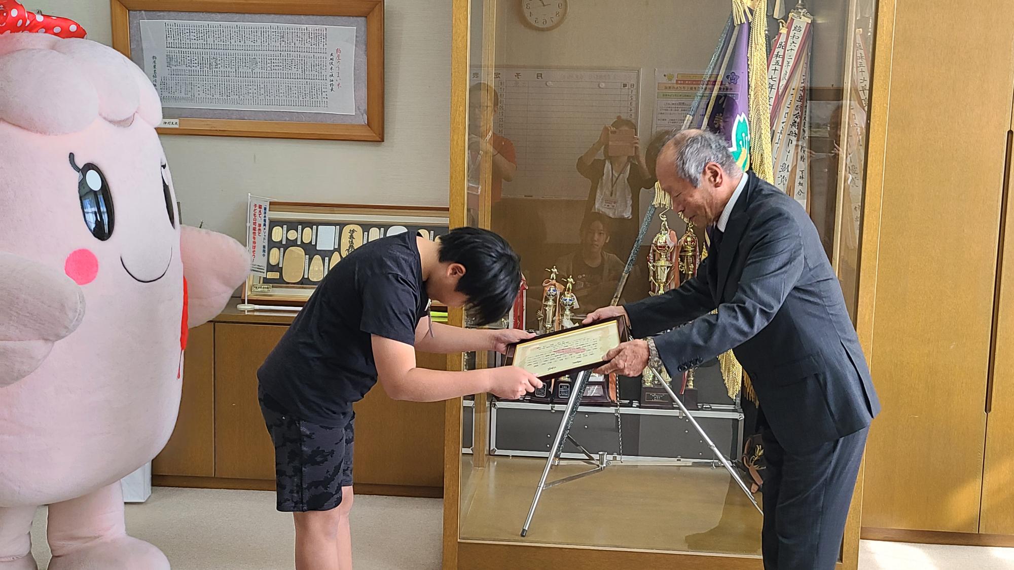 特別賞を頂く代表の6年生