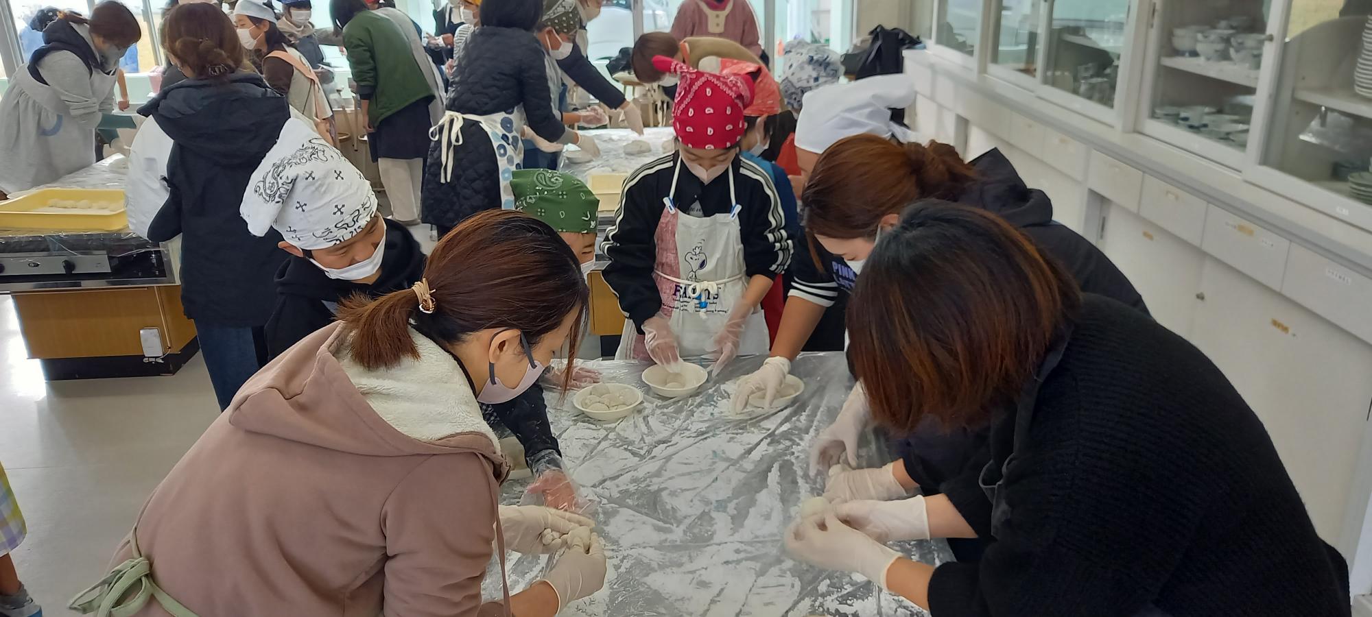 子どもたちと保護者でもち丸め