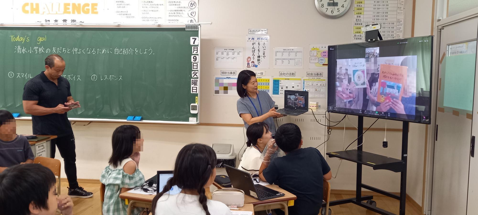 山田小物語の絵本を持つ清水小の5年生