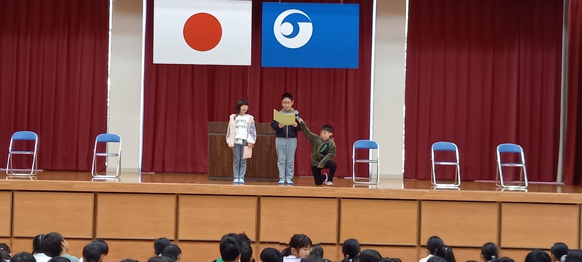 始業式で児童代表の挨拶をする6年生