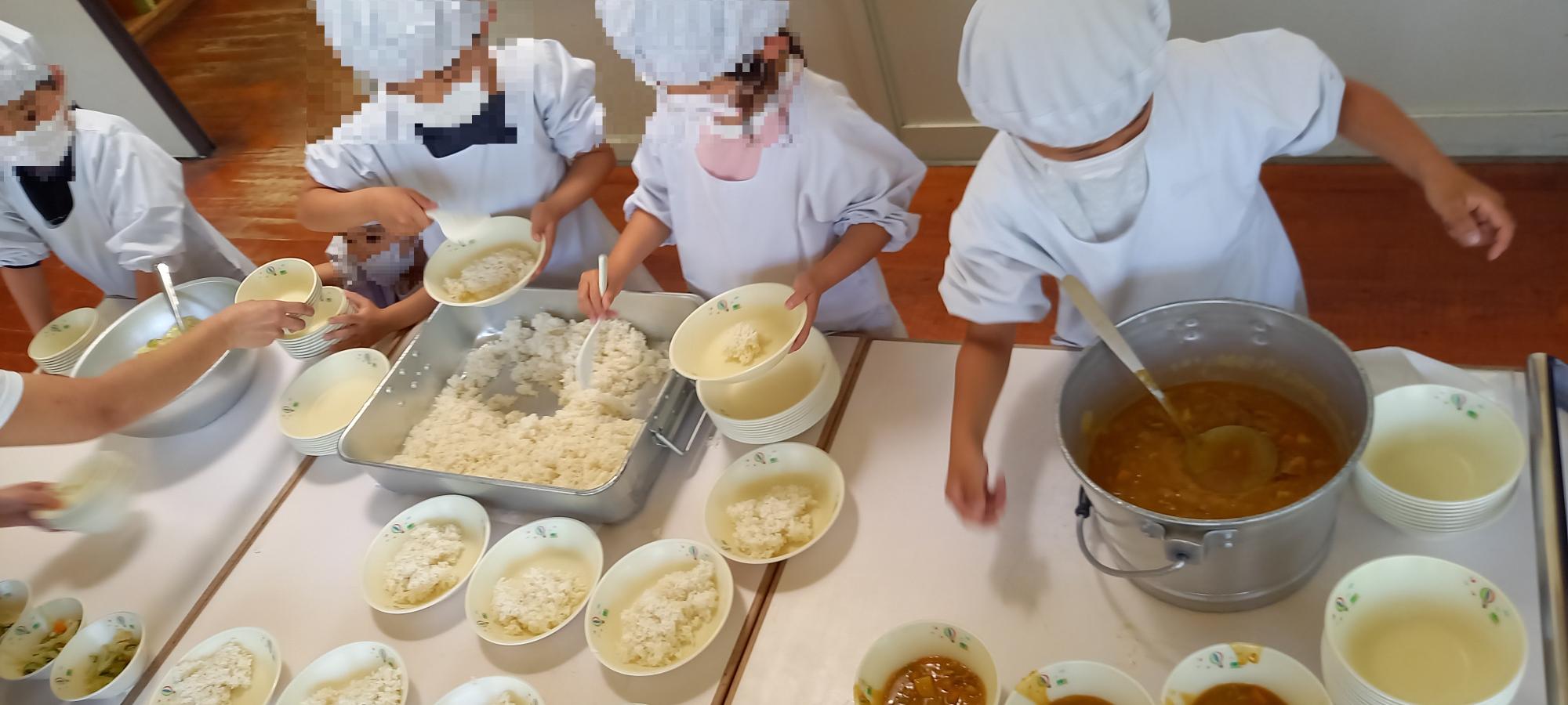 一年生が小学校初めての給食
