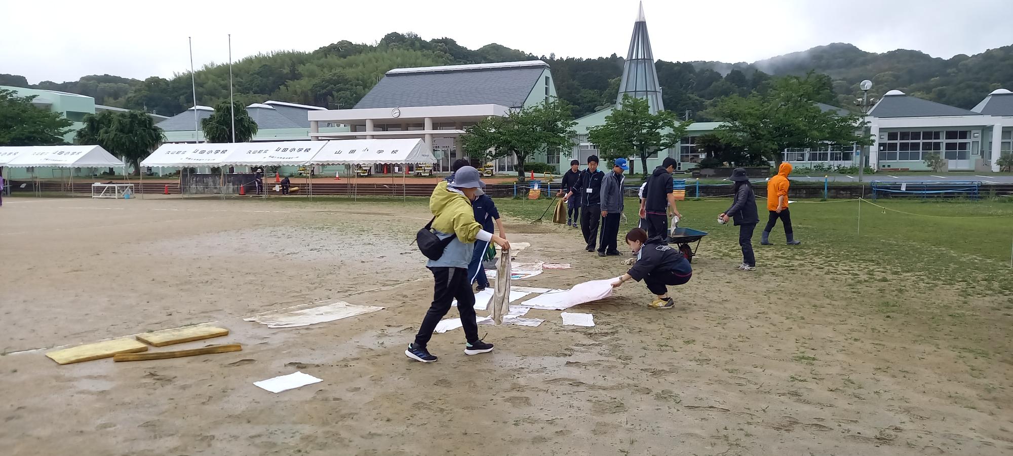 早朝から職員で雨水の吸い取り、土入れ作業