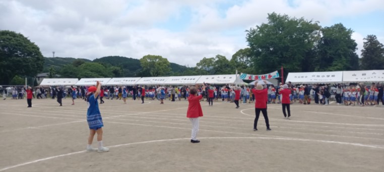子どもたちと保護者、地域の方で久山音頭