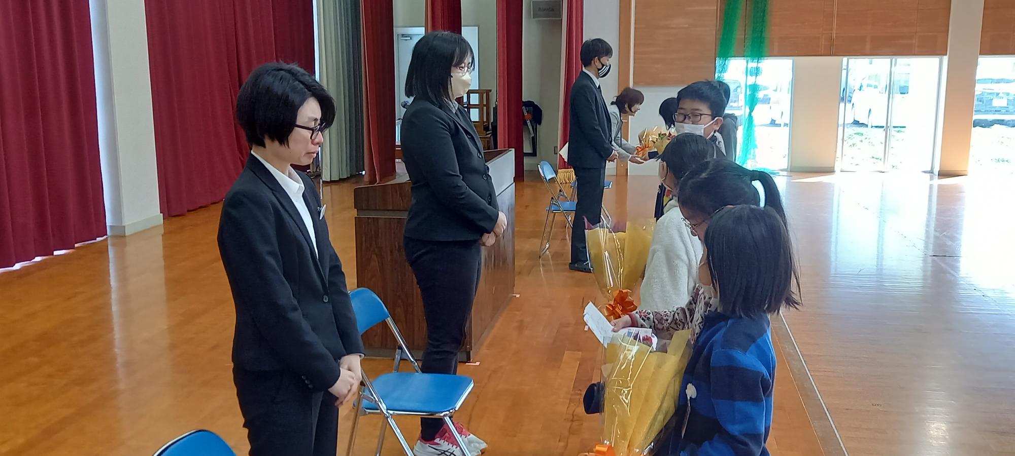 離任の先生へのお手紙と花束