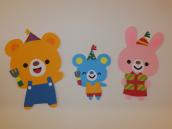 くま、ねずみ、うさぎの絵が壁に貼ってある写真
