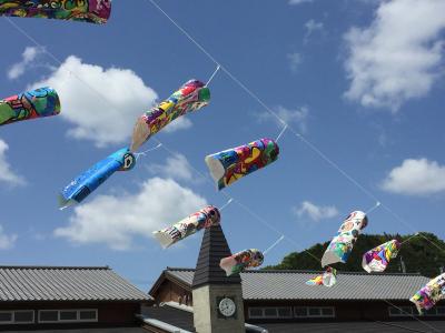 風になびいている鯉のぼりの写真