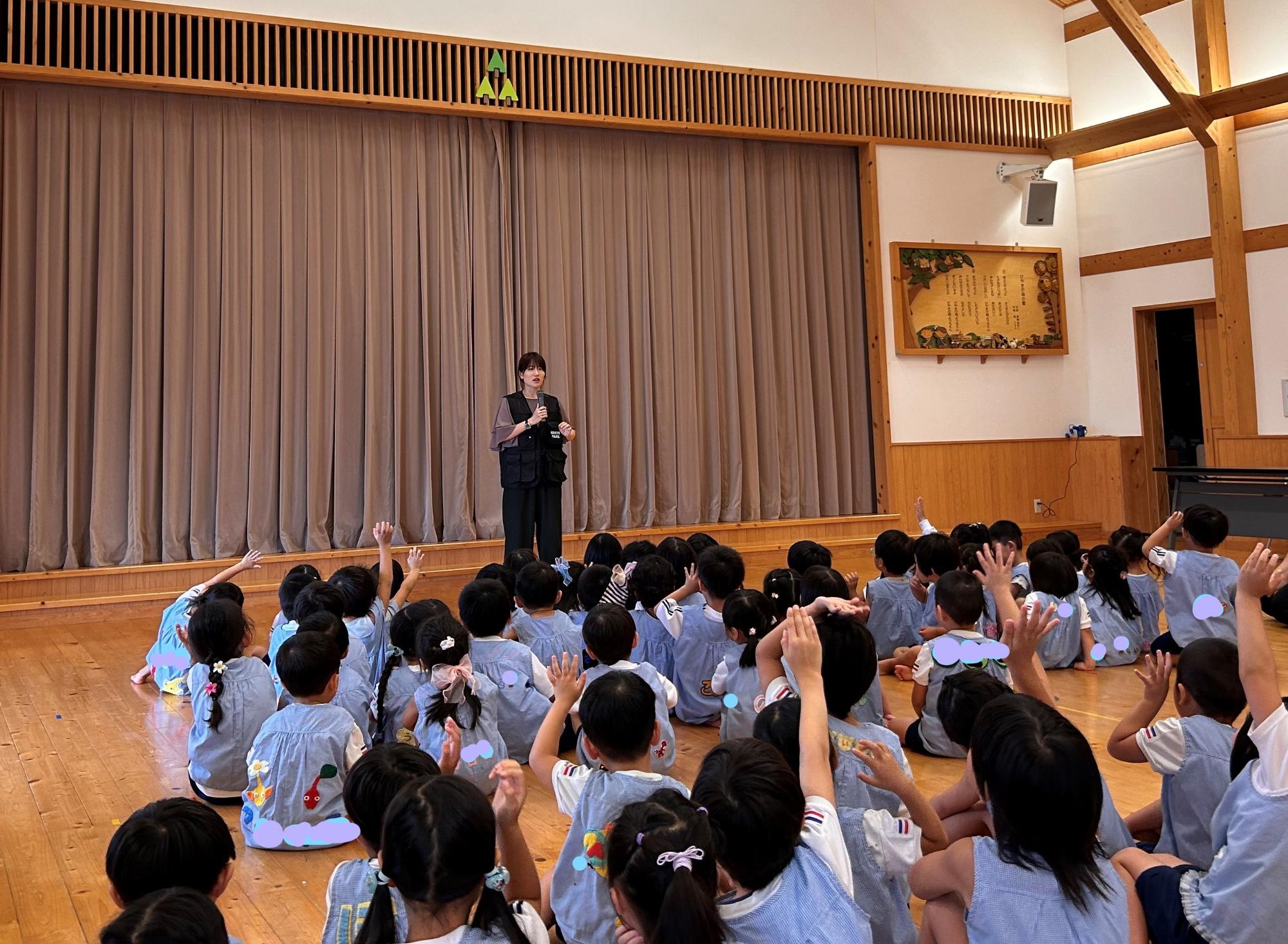 2026年9月粕屋警察署の話を聞く子ども