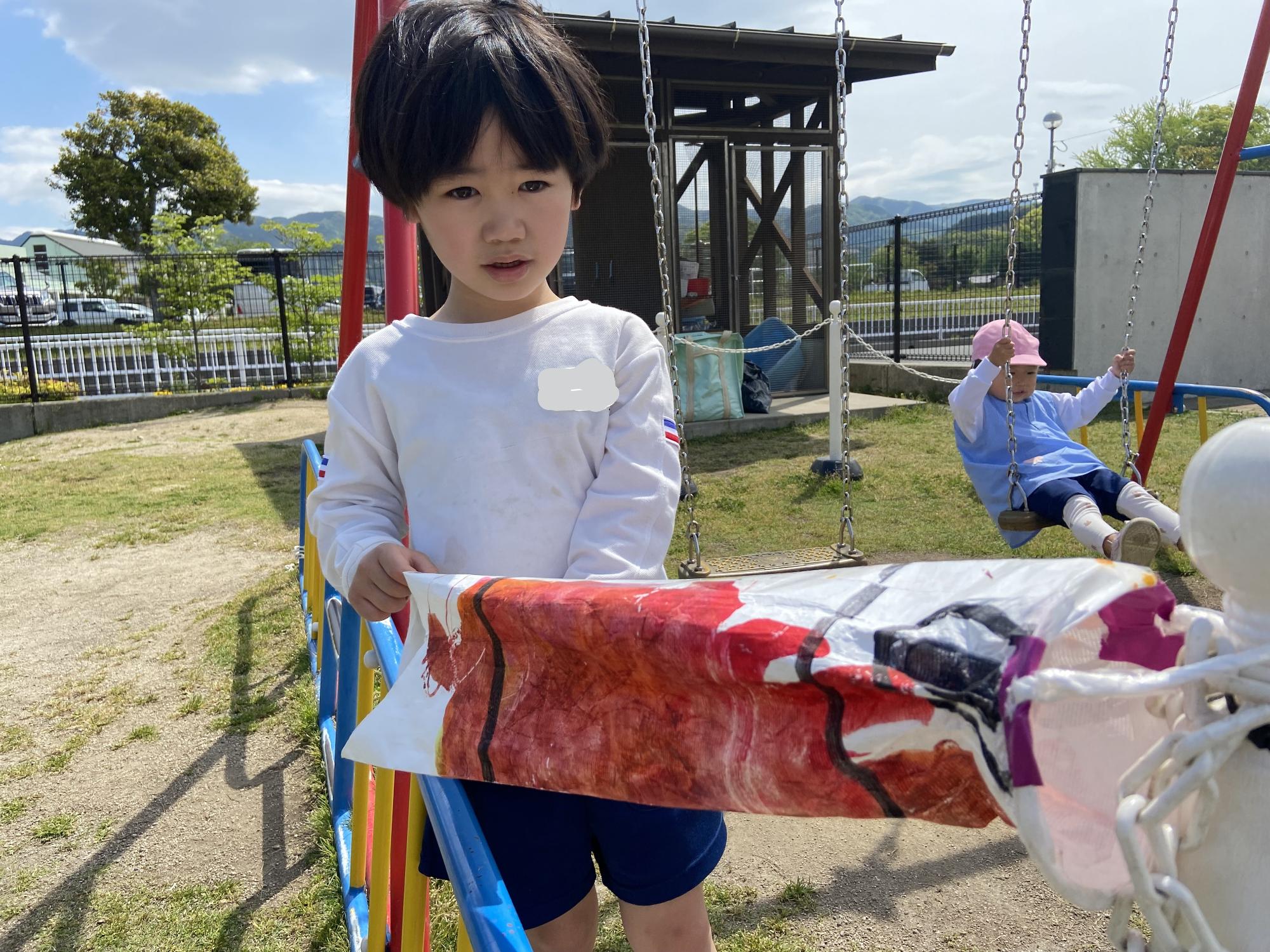 2025年5月小さいこいのぼりと年長さん