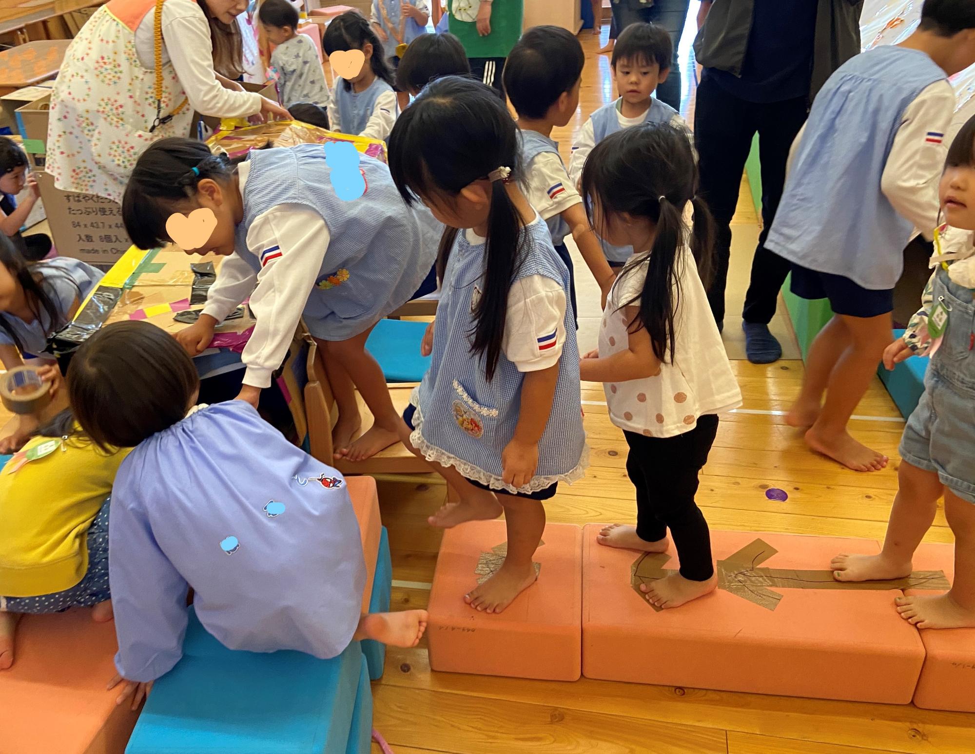 年長さんが迷路を教えてくれるよ