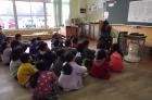 読み聞かせを聞く子どもたち