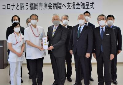 糟屋郡町長会の関係者が病院関係者2名に支援金を贈呈している写真