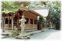 木々に覆われ、手前に灯篭が立っている若八幡宮の社殿の写真