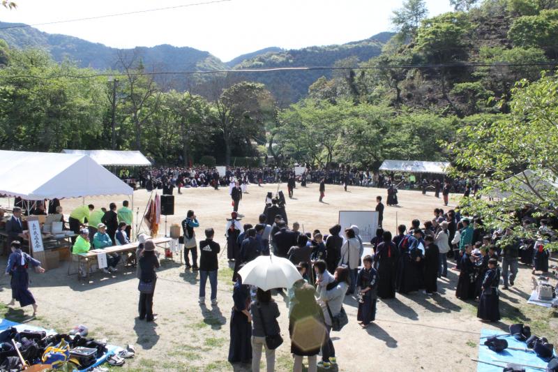 屋外で剣道の試合が行われている全体を写した写真