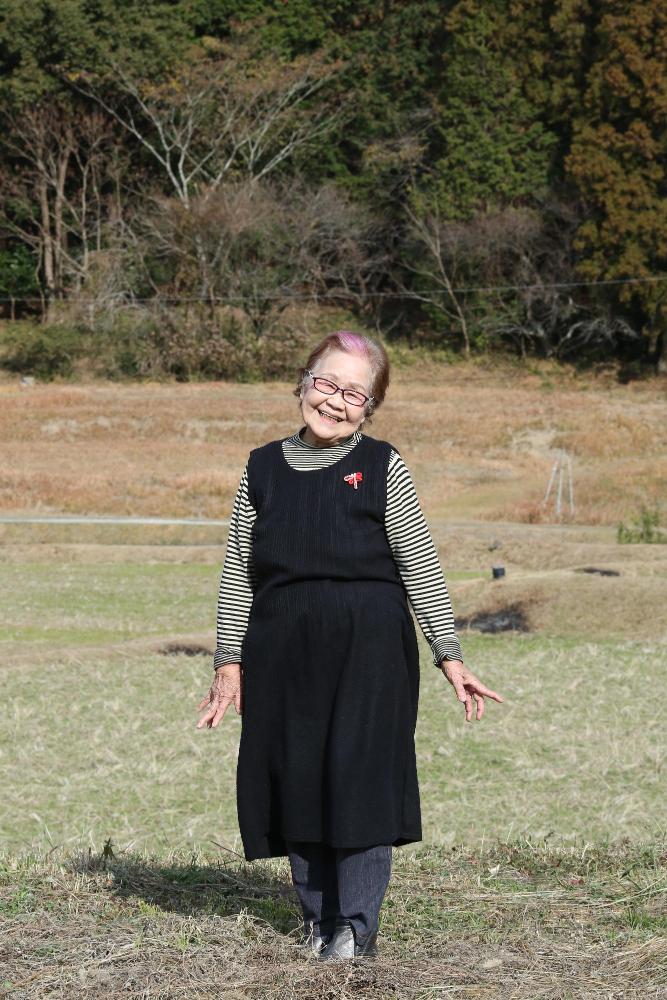 森の中でかわいらしくポーズをとる阿部敬子さん90歳