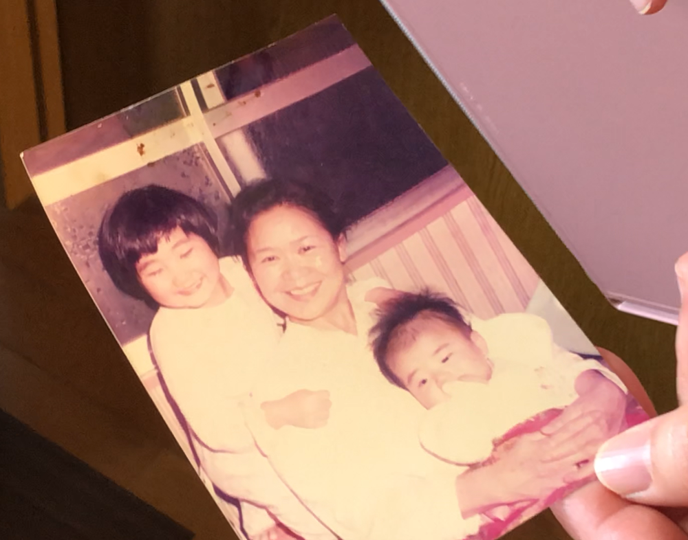 健診を受け始めたころの敬子さん（中央）右のお孫さんは現在39歳