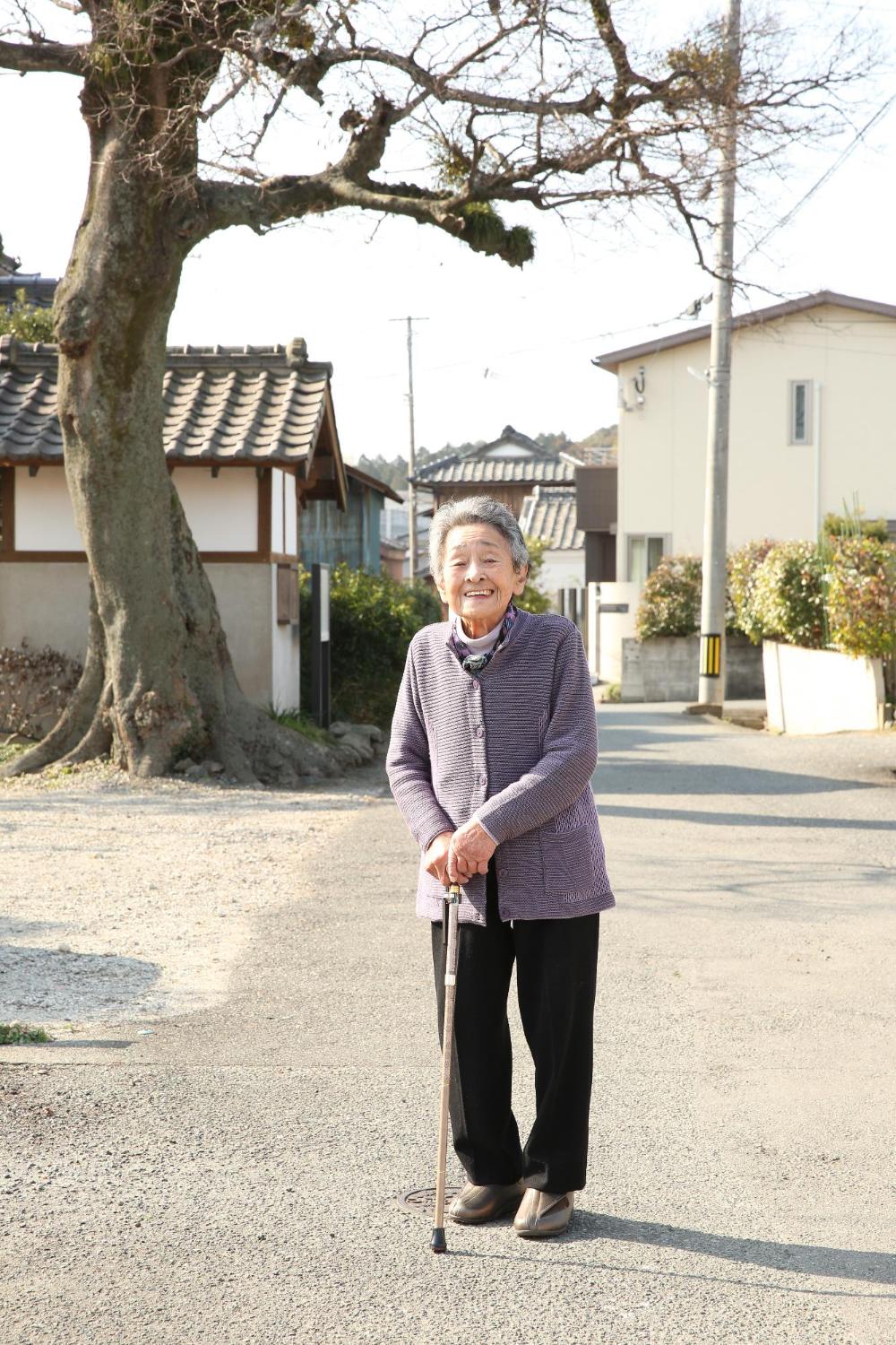 大きな木の下で、しゃんと立つ牧さん