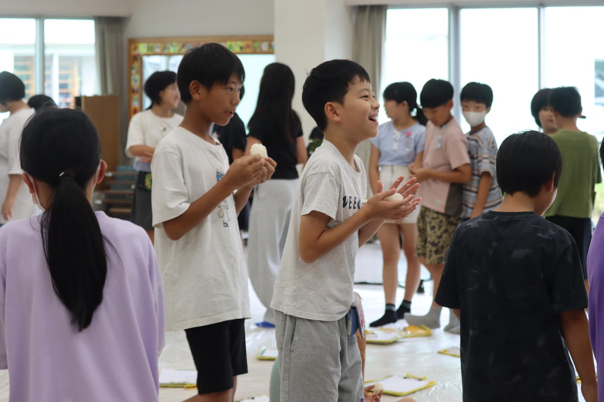 おにぎりを手に取る子どもたち