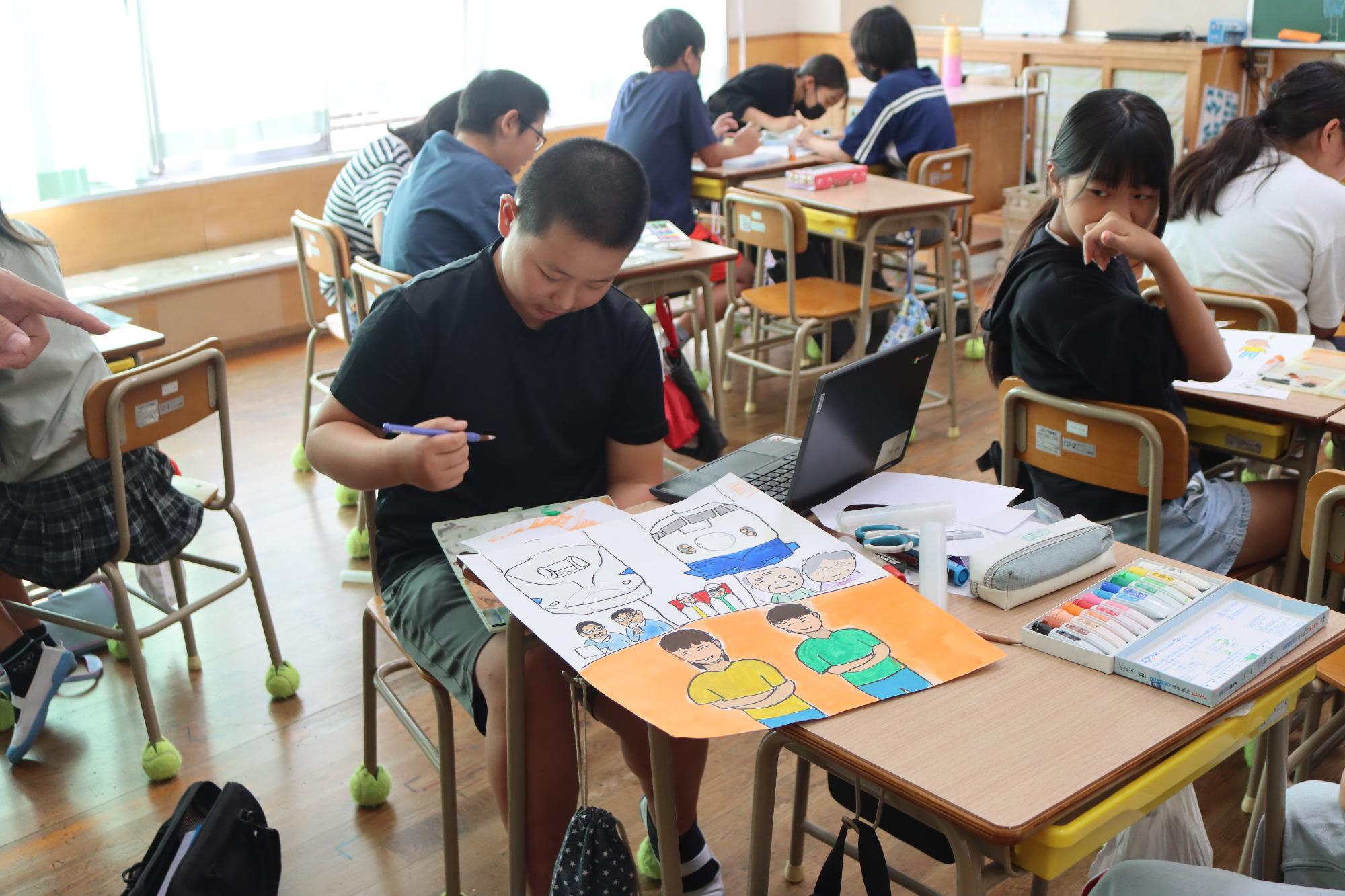 絵本の原画をつくる子どもたち