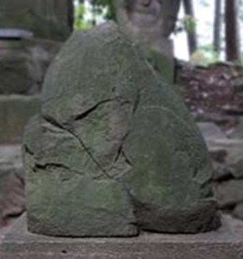 石でできた宋風獅子一対を東側から写した写真