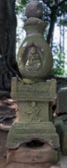 石碑の中央にお地蔵さんが祀られている薩摩塔二基西側から写した写真