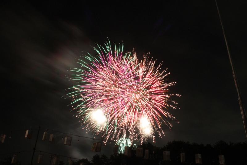 緑や赤の大きな花火が上がっている写真