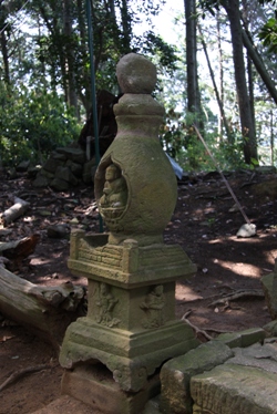 山頂付近にある石碑の中央に小さなお地蔵さんがいる薩摩塔(久山町指定文化財)の写真