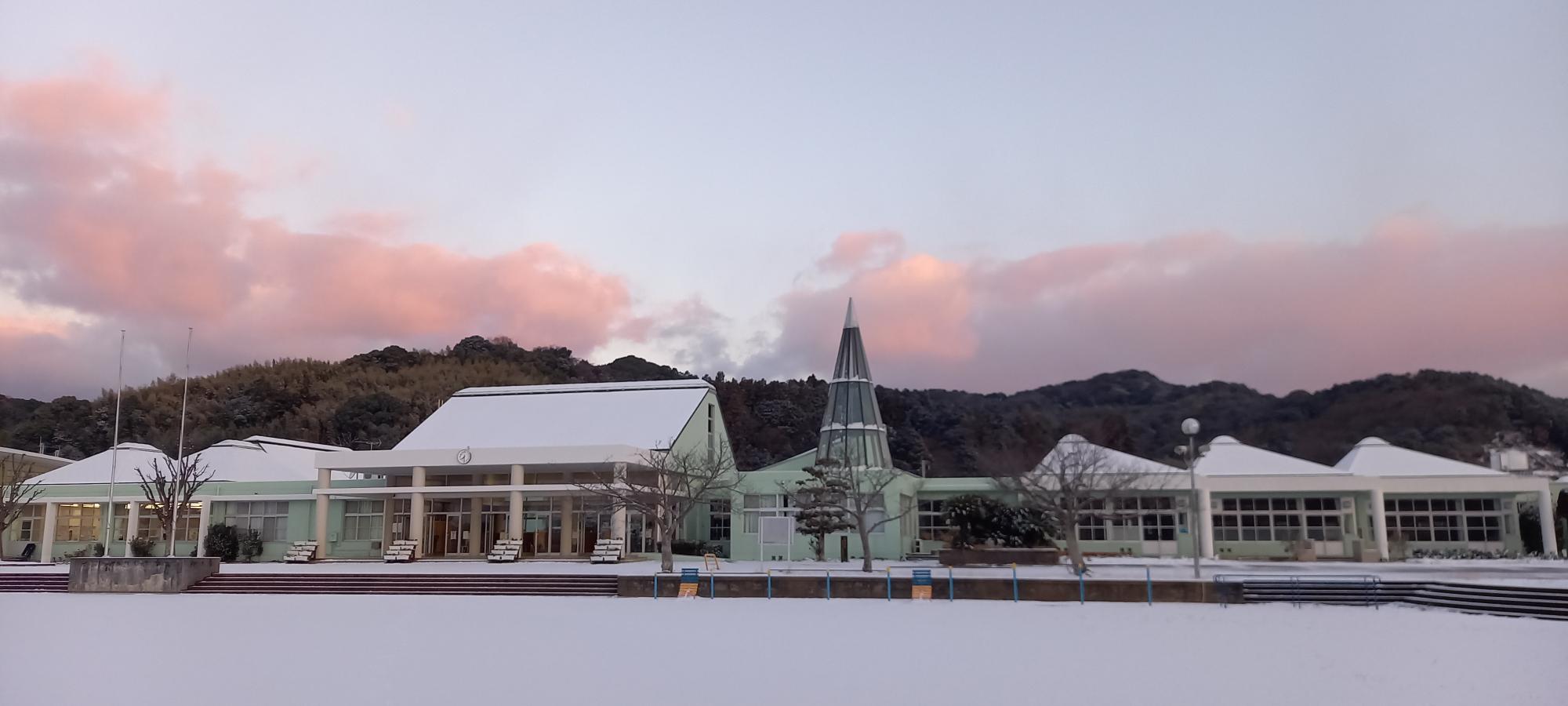 雪の山田小学校