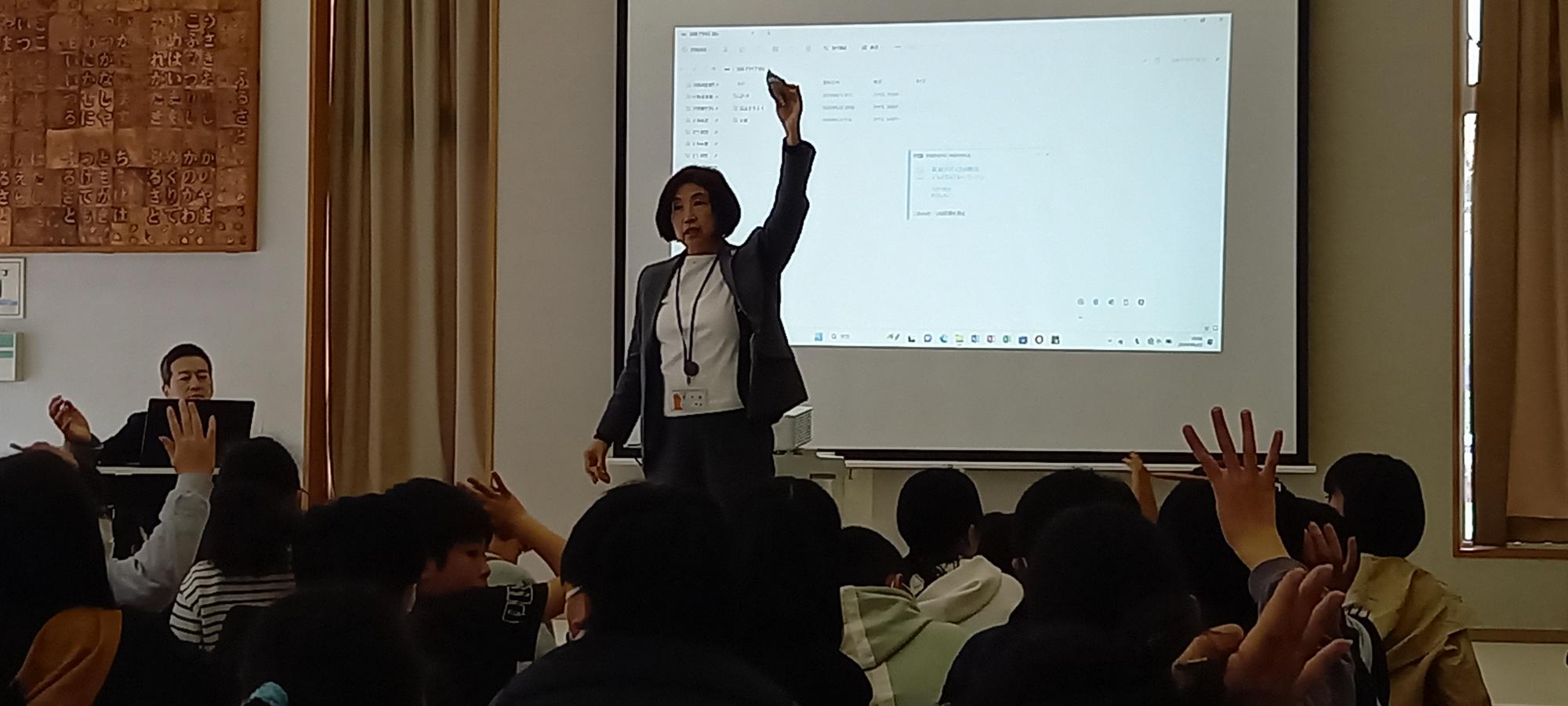 発掘されたお皿などを見せる江上課長