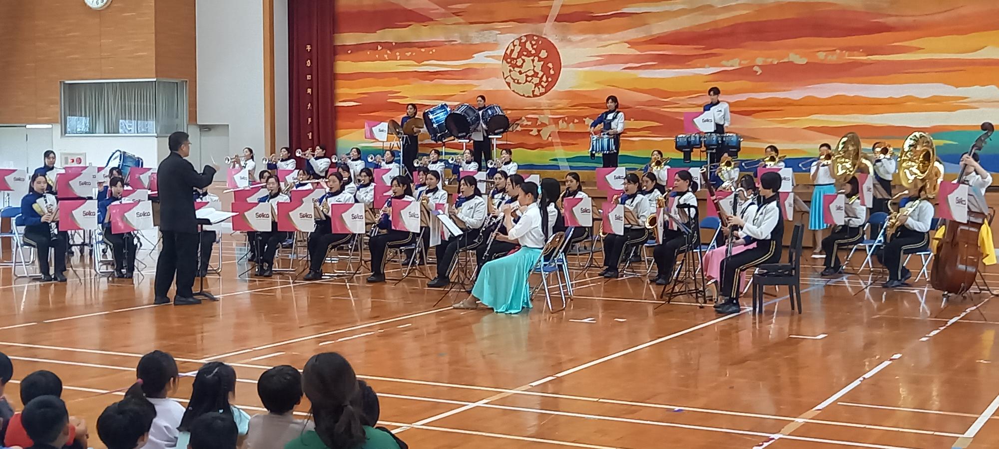 精華女子高校吹奏楽部の演奏の様子1