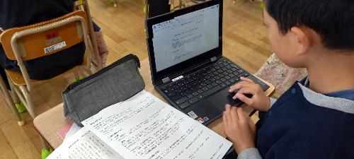 生成AIのコメントをもとに自分の主張を考える子