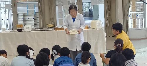 炊き立てのご飯を身を乗り出してみる5年生
