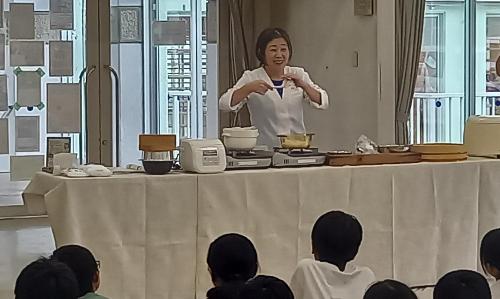 おいしいおにぎりの握り方の秘伝を教えてもらう5年生