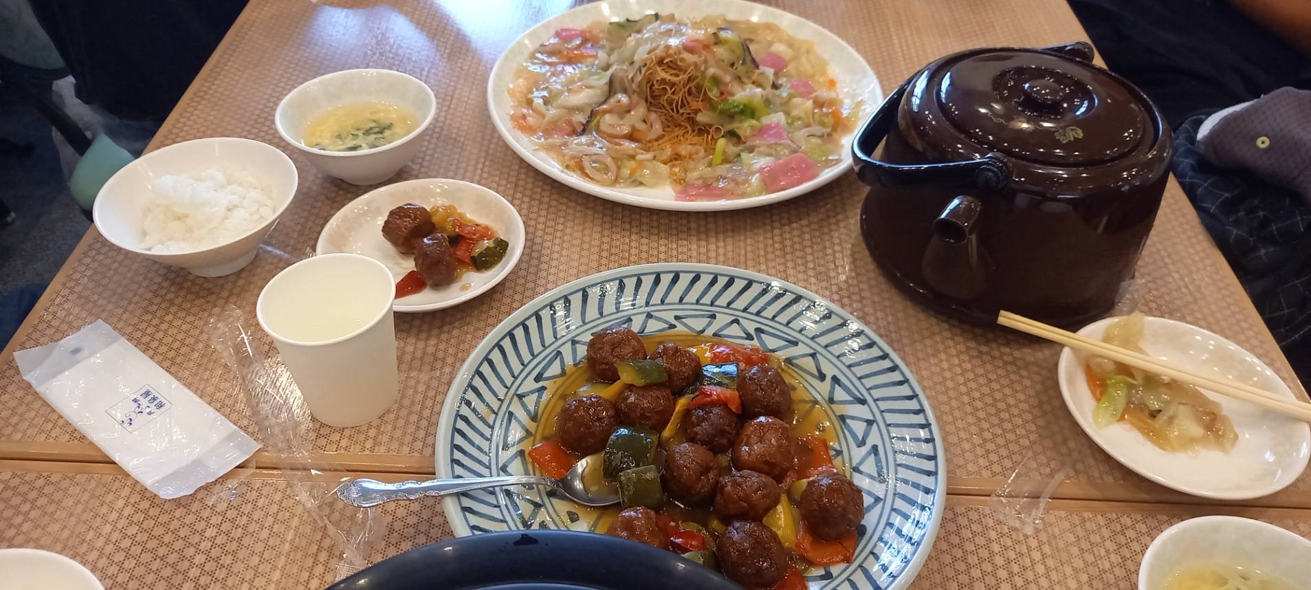 昼御飯には、皿うどんや春巻き、ごま団子など中華料理が並びました。