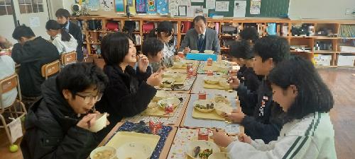 町長さんと給食4