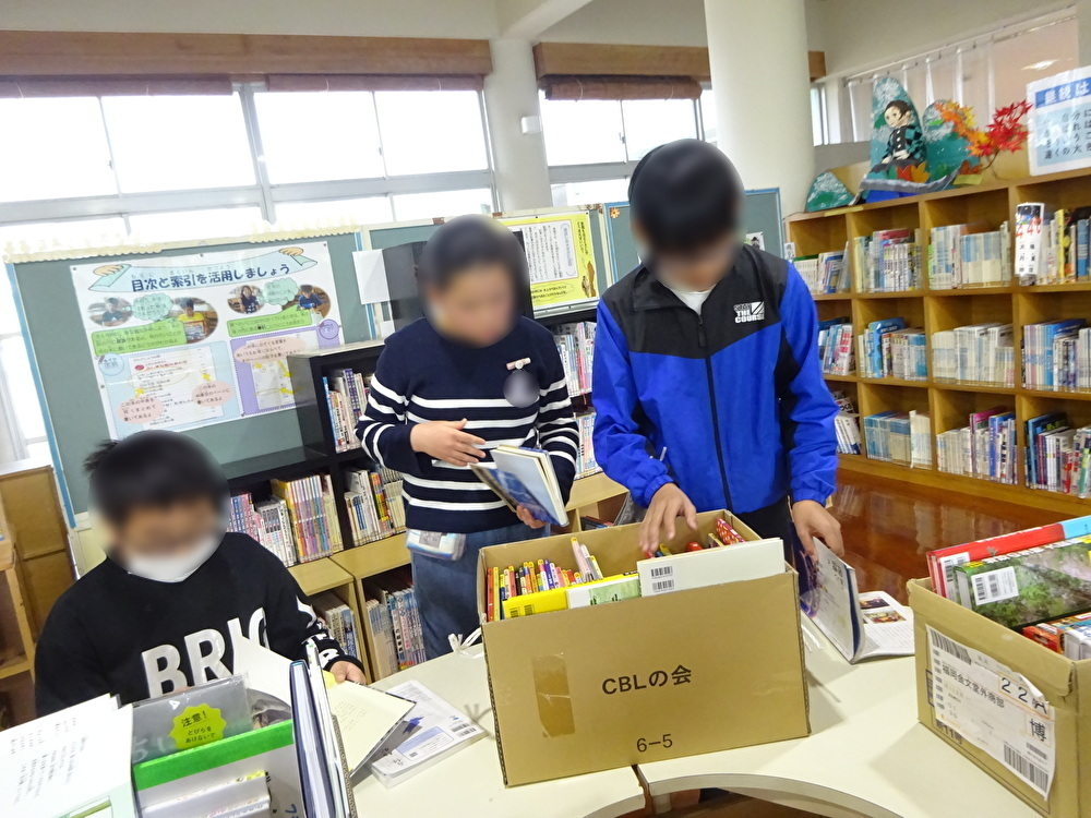 本選びの様子1