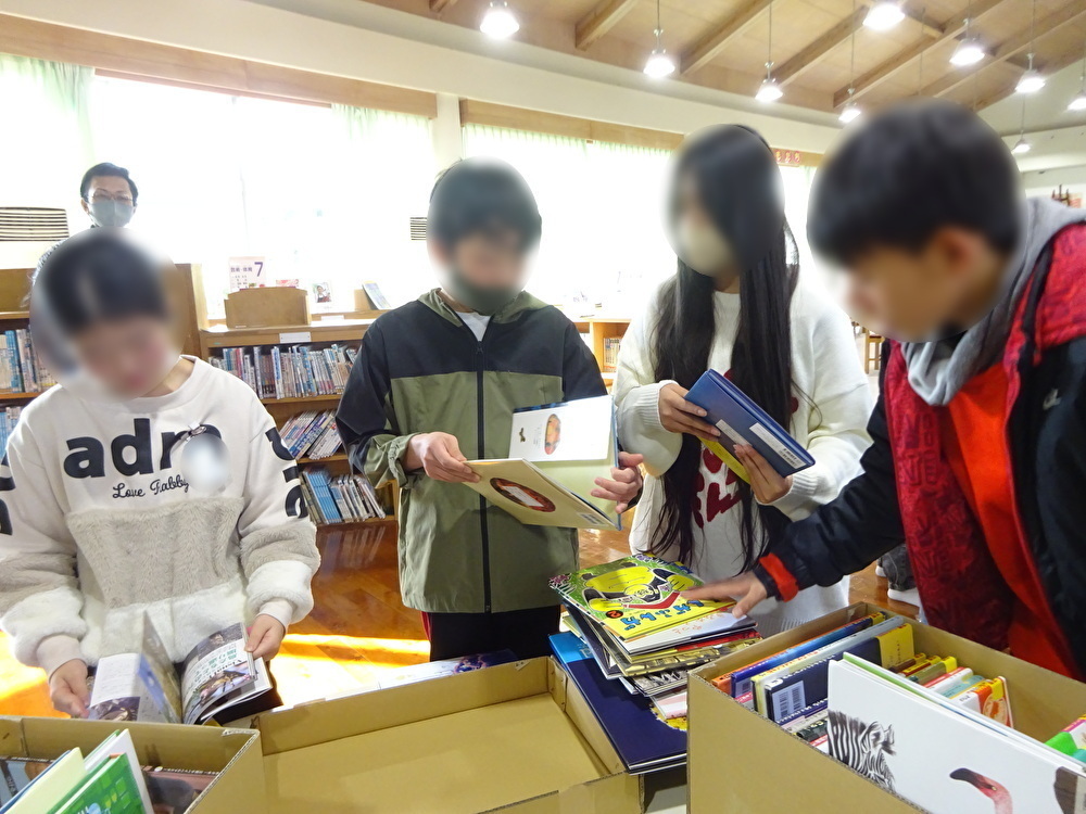 本選びの様子2