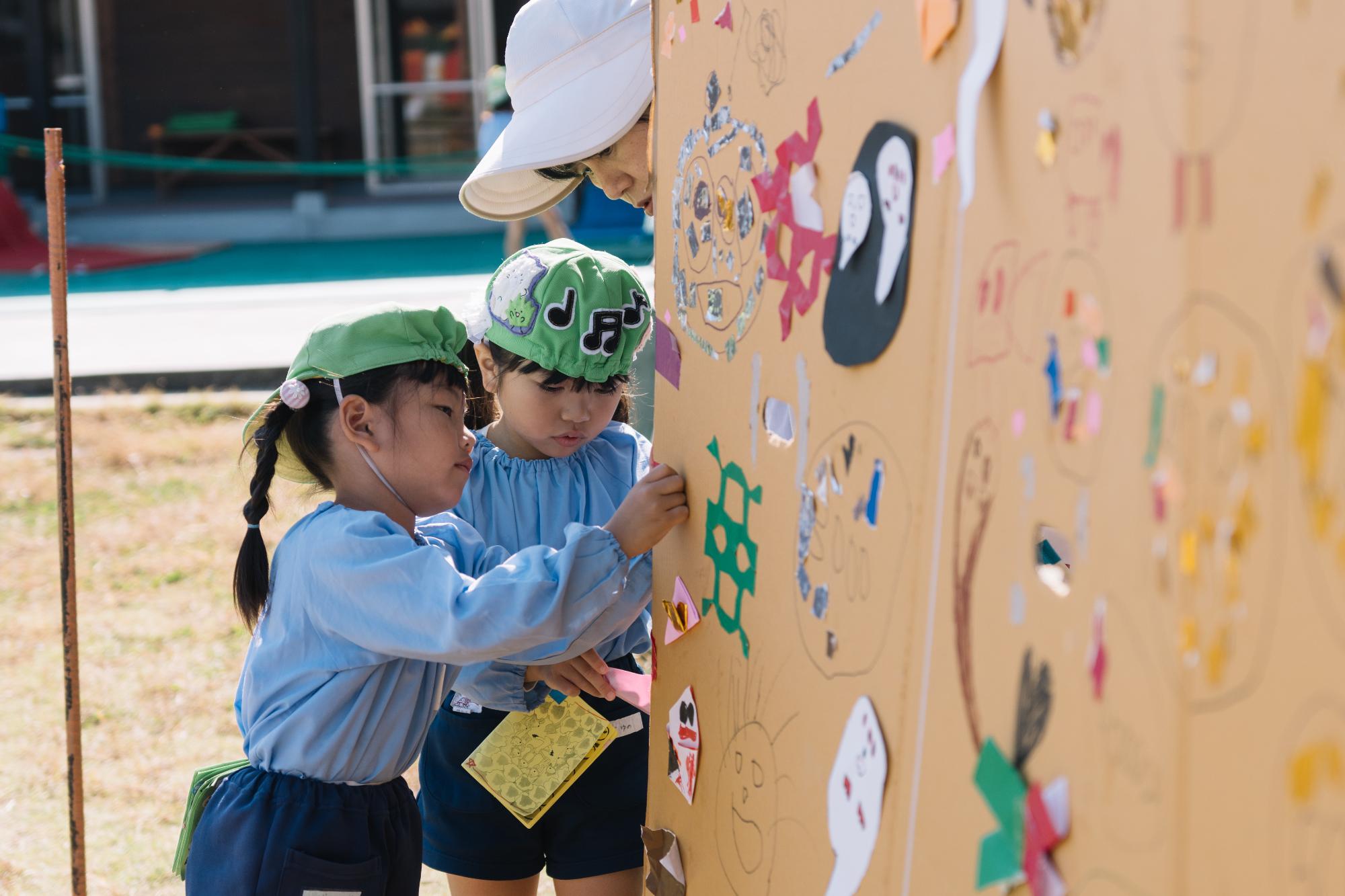 真剣なまなざしで遊びを見つめている子ども